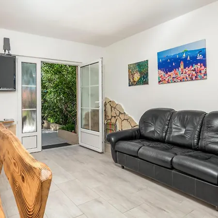 Διαμέρισμα Cozy In Barbat-rab With House Sea View *